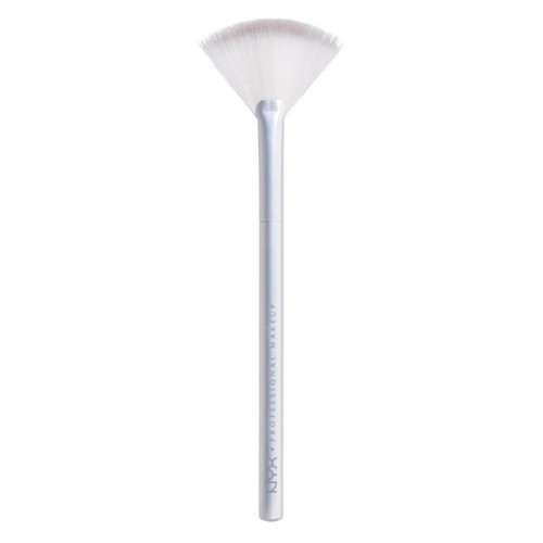 Nyx professional makeup Holographic Halo Highlighting Brush Micro